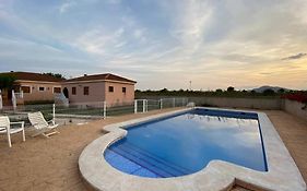 Villa Dolores, un chalet con piscina y barbacoa en la huerta del Segura.